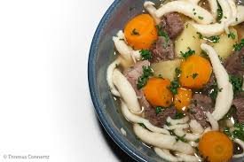 Il metodo di preparazione degli spätzle resta costante al di là delle tecniche di taglio e degli ingredienti con i quali vengono composti: Gaisburger Marsch Rindersuppe Mit Spatzle Dreiminutenei