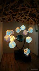 oude wereldbol met lamp er in leuk met ergens anders een zo n of maan deco lumineuse idees d eclairage guirlande lumineuse