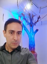 Aquí dándome una escapada de la chamba para ver la exposición de Alejandro  Garnica Jurado muy interesante trabajo vayan a visitarlo