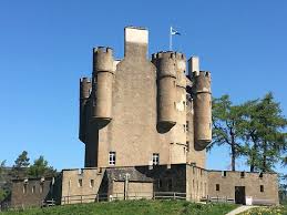 Es ist von artellerieverteidigungsanlagen umgeben. This Is A View Of Braemar Castle On Your Walk Up To It Picture Of Braemar Castle Tripadvisor
