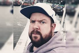 Caminhoneiro se coloca "à venda" após viver como solteiro por 10 anos