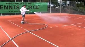 Einen anwesenheitszettel im eingangsbereich des clubheims, damit eine coronabedingte nachverfolgung durch das gesundheitsamt ermöglicht wird. Tennis Platz Pflege Teil 1 Tennis Sandplatz Bewasserung Tennis Force Belag Bewassern Tipps Youtube