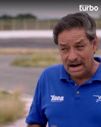 En un encuentro de automóviles, Richard decide hacer negocios sin la ayuda  de Aaron. Mientras que en el taller continúan reparando los amortiguadores  del Lincoln Continental 🤝🚗 #ElDúoMecánico Descubre más contenidos como