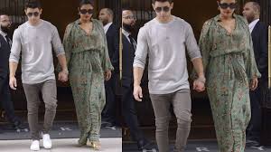 Nick jonas slid into priyanka chopra's twitter dms in 2016, but they didn't begin dating until a year and a half later. Photos Nick Jonas Priyanka Chopra Step Out In New York But Her Mom Madhu Chopra Steals Their Thunder