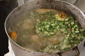 Comment Faire Le Soupou Kandia La Sauce Senegalaise Au Gombo Recette Africaine Poisson Gombo Recette Recettes De Cuisine