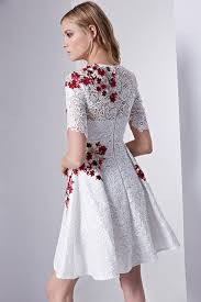 Robes longues commentaires robes moulantes commentaires robes rétro vintage commentaires robes de bohème commentaires robes d'été commentaires. Petite Robe Blanche En Dentelle Bordee De Fleurs A Manche Jmrouge Fr