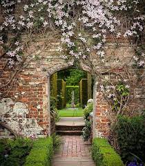 Preciosa Foto De Los Jardines De Sissinghurst En Inglaterra Via Thedailyblooms Nationaltrust Gardens En Beautiful Gardens English Garden Garden Wall