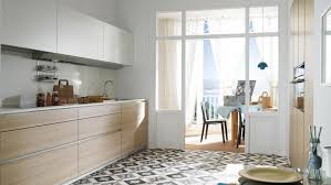 10.9 cocina pequeña con contrastes de color para un cocina pequeña aprovechando el altillo. Cocinas Blancas Combinadas Con Madera Luminosos Y Acogedor Santos