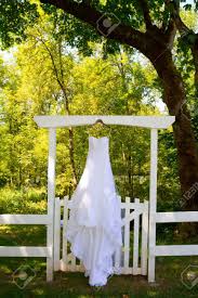 Lan ting bride® — individuelle designer hochzeitskleider & brautroben. Schone Weisse Hochzeitskleid Hangenden Oder Aufgehangt An Einem Tor Im Freien In Einem Land Fur Hochzeiten Lizenzfreie Fotos Bilder Und Stock Fotografie Image 24885634