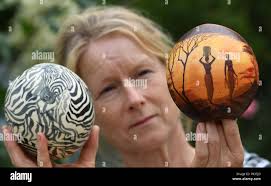 Painted ostrich -Fotos und -Bildmaterial in hoher Auflösung