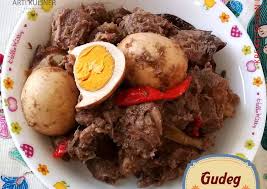 • rebuslah telur dan parutlah kelapa. Cara Membuat Gudeg Nangka Tetelan Nikmat Resep Us