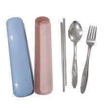Harga sendok dan garpu makan cukup bervariatif mulai dari seribuan per 1 buah tergantung dari kualitas tebal dan tipis, serta bahan material yang digunakan untuk membuatnya apakah murni stainless steel anti karat apakah hanya berupa lapisan terluarnya yang seperti stainless steel akan. Sendok Garpu Sumpit Stainless Steel With Box Peralatan Makan Set Murah Terbaru Juli 2021 Harga Murah Kualitas Terjamin Blibli