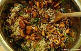 Lebanese Rice With Spicy Nuts And Raisins With Sliced Almonds Basmati Rice Ground Cumin Salt Vermicelli Oil Walnuts Hone Spicy Nuts Raisin Recipes Spicy
