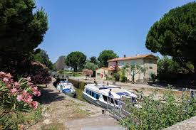 N'hésitez pas à contacter le chef de base. Croisiere Fluviale Sur Le Canal Du Midi En Famille