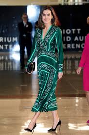 Da una segunda vida a tus prendas y gana dinero vendiendo la ropa que ya no te. Vogue Espana Ø¹Ù„Ù‰ ØªÙˆÙŠØªØ± La Reina Letizia Y El Vestido Estampado Y A Todo Color Que Salvara Tus Looks Navidenos Https T Co Dslu9pgtfw