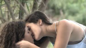 這將會是她們妻妻最難忘的週年紀念......︱以色列女同志短片《親侵湖畔》 - YouTube