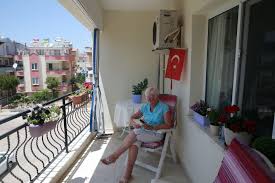 Çok seviyorum deniz kenarında sıcak sıcak yakınlaşmaları. British Expats In Didim Glad To Be In Turkey During Pandemic Daily Sabah