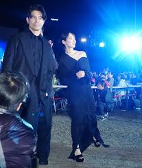 吉岡里帆、気温12度の肩出し黒ドレス 壮絶アクションに驚き「この ...