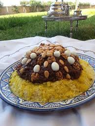 كسكس مغربي بالتفاية بالزبيب والبصل والفواكه الجافة والبيض واللحم Moroccan Couscous Baltvaah Raisins Onions And Dry Fruits Morrocan Food Moroccan Food Food