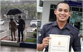 Dato' minit dalam video diatas: Bernama Cop Receives Praises Appreciation For Helping Senior Citizen