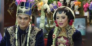 Tentu saja kumpulan tema acara yang menarik memang telah banyak dicari oleh orang di internet. Inspirasi Gaun Pernikahan Adat Daerah Dari Artis Berhijab Hijab Dream Co Id