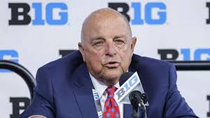 Barry Alvarez ne Wisconsin football ki present situation, jismein Luke  Fickell hain, pe bol diya hai. : r/CFB