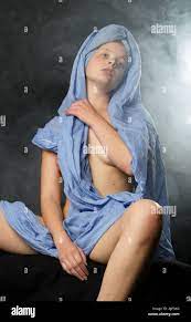 Nackte Mädchen in einem Dampfbad mit einem blauen Handtuch um den Kopf und  Körper gewickelt Stockfotografie - Alamy