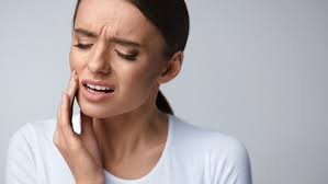 Cara mengobati gusi bengkak akibat gigi berlubang secara alami adalah sebagai berikut: 4 Cara Mengatasi Pipi Bengkak Akibat Sakit Gigi