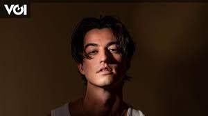 elijah Woods Rilis Lagu Menyentuh di 'losing a friend' sebelum Buka Konser  Niall Horan Jakarta