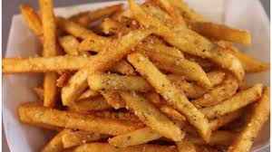 Cortar las papas en bastones bien pequeños y finitos, y dejarlos en remojo en agua fría durante una hora para quitar el almidón. Hoy Es El Dia Mundial De La Papa Frita Mendovoz