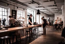 Hanya tinggal melangkah masuk kedalam cafe dan memesan kopi disana. 4 Ide Bisnis Di Dunia Kopi Dengan Modal Ringan Majalah Otten Coffee