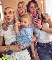 What is leone's salary per year and how rich is he at the age of 1 year old? Chiara Ferragni E Fedez Tutte Le Foto Di Leone Lucia Amica