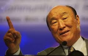 Nel 1994 il reverendo moon dichiara terminato l'itinerario della chiesa dell'unificazione che, fondata nel 1954, avrebbe dovuto durare come tale per soli quarant'anni. The Strange Life Of Reverend Sun Myung Moon Foreign Policy