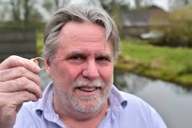 Trouwring van Peters overleden vader valt in het water: hij is in tranen,  maar dan komt Jochem in actie