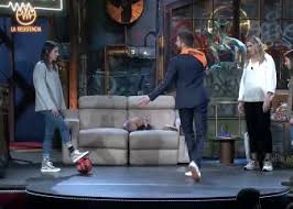 Estos juegos macabros son maniobrados por un asesino conocido. Broncano En Un Rondo Con Tres Jugadoras De Futsal Os La Quito En Un Seg Casi Ni Acabo As Com