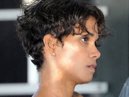 In the film, berry plays kate mathieson, a shark expert once called the. Pin Auf Hairstyles