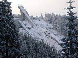 Der gesamtsieger der vierschanzentournee ergibt sich aus dem ergebnis der vier springen. Skisprungschanze Wikipedia