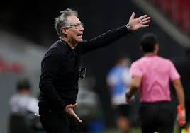 El entrenador de la franja fue protagonista en el segundo día de pretemporada gatorade, que se desarrolla en el complejo raimundo tupper. Under Pressure Santos Coach Ariel Holan Resigns Reuters