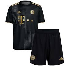 A gola é redonda na cor preta, assim como os punhos e detalhes nas laterais. Camisa E Shorts Bayern De Munique Ii 21 22 Kappa Infantil Preto Branco