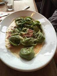 I tortellini panna, prosciutto e piselli sono un primo piatto gustoso, veloce da preparare per un pranzo in famiglia o una cena improvvisata all'ultimo minuto! Tortelloni Di Spinaci Con Panna E Prosciutto Aufnahme Von L Osteria Bikini Berlin Tripadvisor