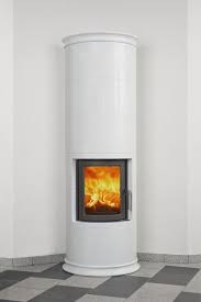 Deze Heta Haard Is Prachtig Verwerkt In Een Witte Zuil Foto Imbema Van Vugt Kamin Kaminofen Kuche