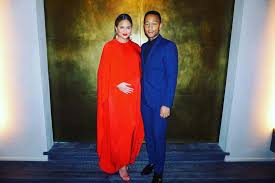 Chrissy's paternal grandfather was henry elmer teigen (the son of hans iversen teigen and ida helmin. Chrissy Teigen Hat Eine Clevere Dressing Formel In Der Schwangerschaft Goddess Gr