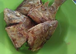 Ikan ekor kuning, minyak goreng, daun kemangi, daun bawang, cabe merah kriting, cabe rawit merah, bawang merah, bawang putih. Resep Kakap Goreng Bumbu Kuning Yang Mudah Sedap Resepmasakan Web Id