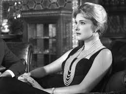 اتولد فى طنطا ، اخد دبلوم عمارة سنة 1935 وهو اخو الممثل صلاح ذو الفقار والمخرج عز الدين ذو الفقار. Ù…Ø±ÙŠÙ… ÙØ®Ø± Ø§Ù„Ø¯ÙŠÙ† Ø­Ø³Ù†Ø§Ø¡ Ø§Ù„Ø´Ø§Ø´Ø© Ø§Ù„Ø¹Ø±Ø¨ÙŠØ© Ù…Ø¬Ù„ØªÙƒ