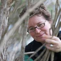 90+ perfiles de «Julie Gough»