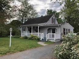 33 Pennington Drive Burlington Vt Single Family Real Estate Listing Mls 4759471 Fenced In Yard House Styles Outdoor Entertaining