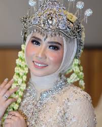 Jadi Pengantin Sunda Kakak Iqbaal Ramadhan Cantik Berhijab Dengan Siger Foto 5