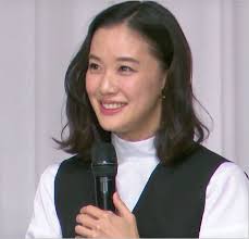蒼井優の結婚記者会見でのワンピース 服 やピアスのブランドはどこ 蒼井優 ワンピース 服 ヴァンクリ