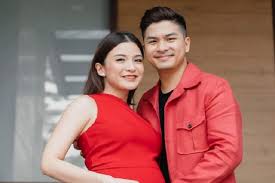 Ayahnya penganut buddha, sedangkan ibunya beragama katolik. 5 Artis Ini Putuskan Pindah Agama Untuk Menikah