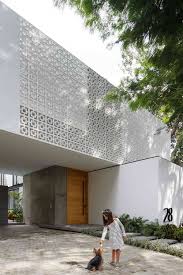 Selain untuk membentengi rumah anda agar lebih aman, pagar juga sering menjadi titik perhatian. Desain Rumah Modern Minimalis Dengan Roster Putih Super Keren Arsitag